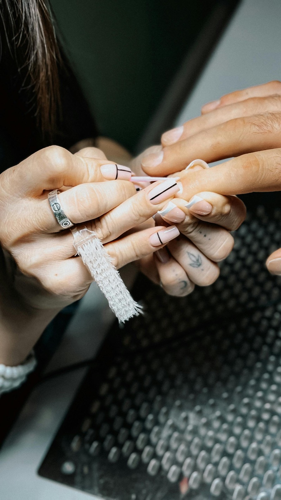 Atención estética con manicure profesional