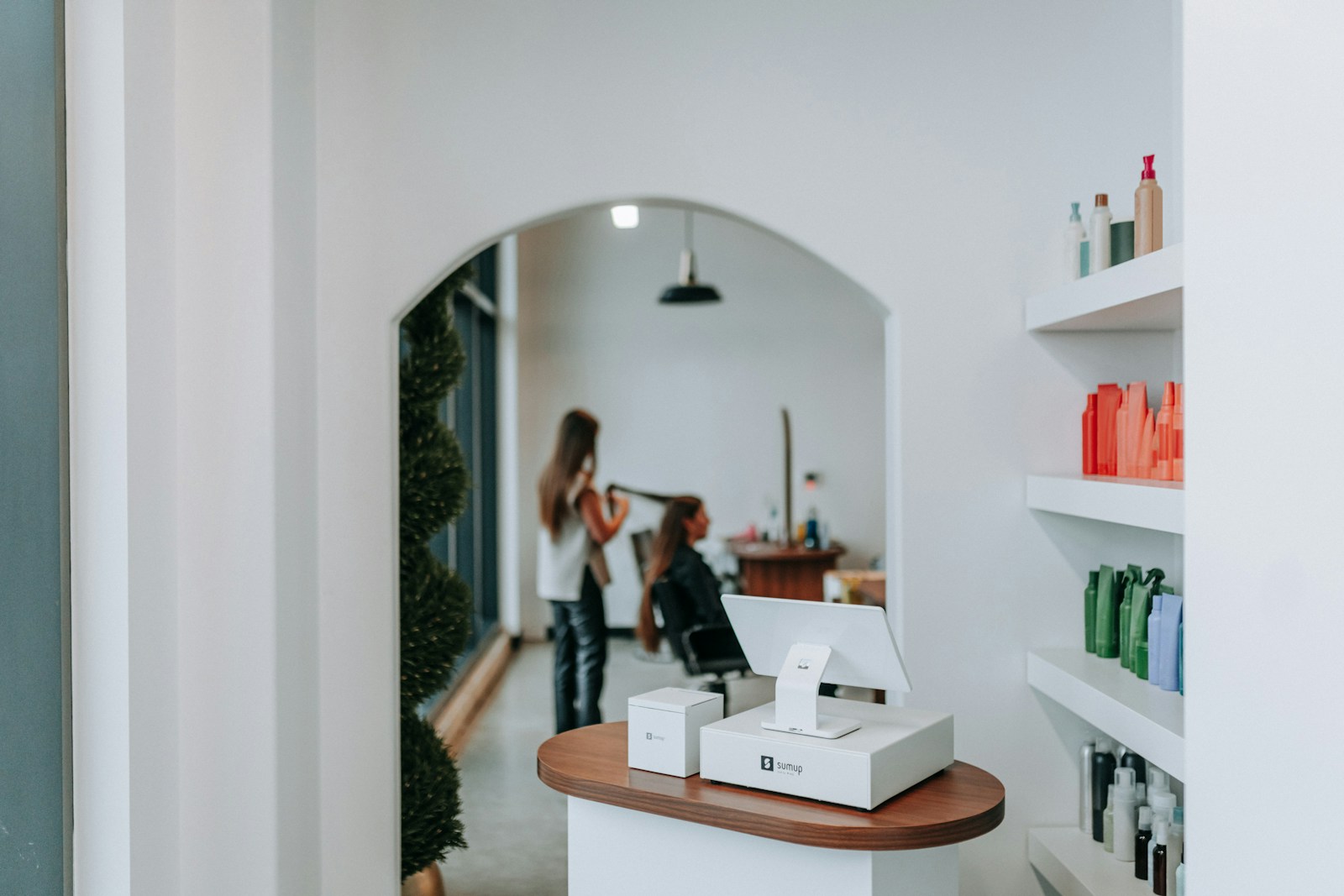 Peluquería con atención a cliente y mostrador de servicios